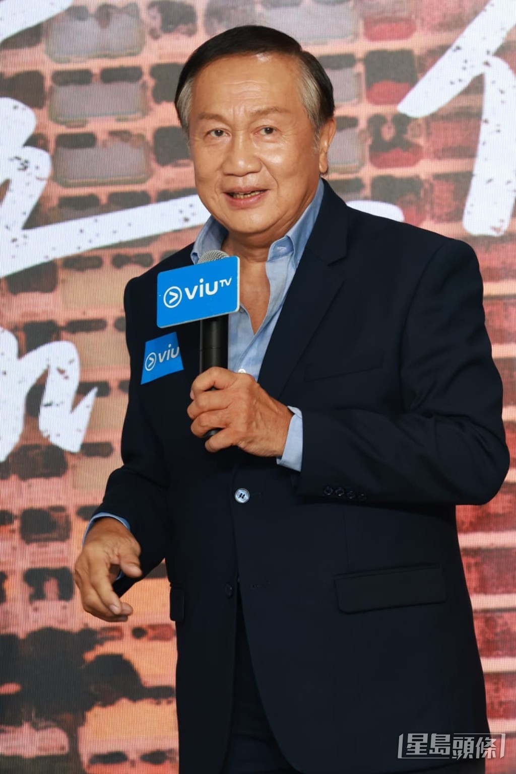 邱士縉稱讚郭鋒私下風趣，與形象反差大。