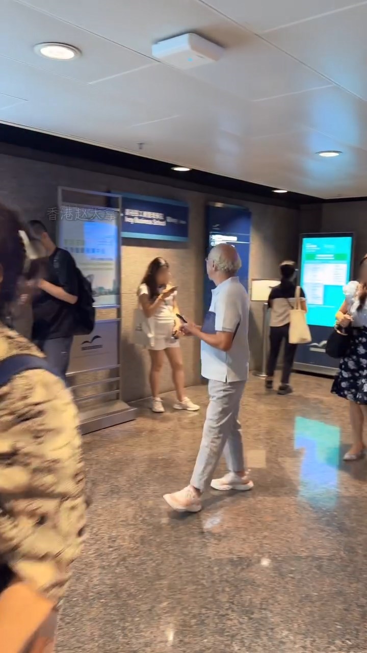 陳國新近日在灣仔會展中心被網民遇見。