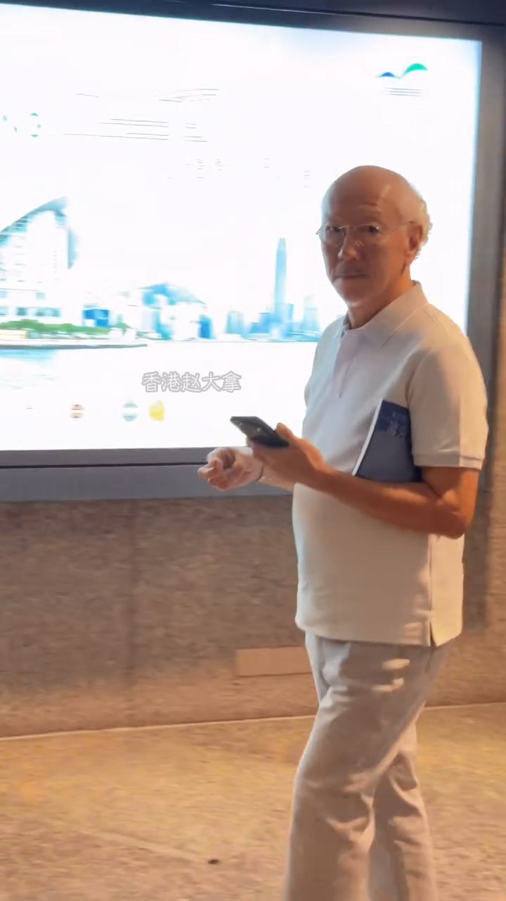 他打扮休閒，精神看來不錯。