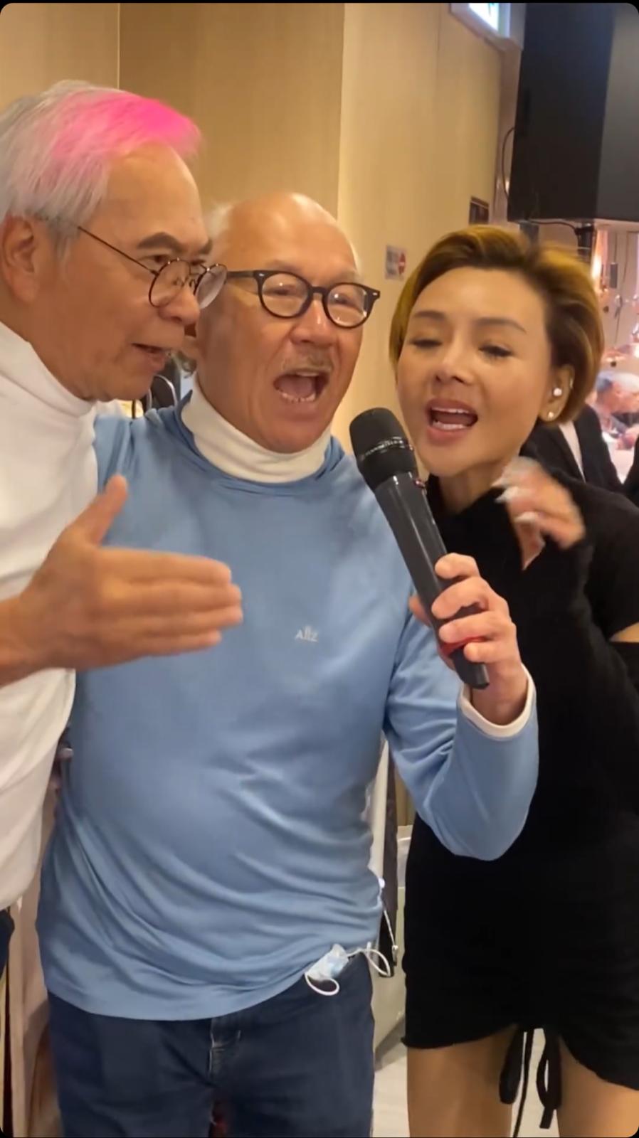 （左起）李龍基、陳國新、葉子楣搭著肩膀，共用一支咪高峰合唱《憑著愛》。