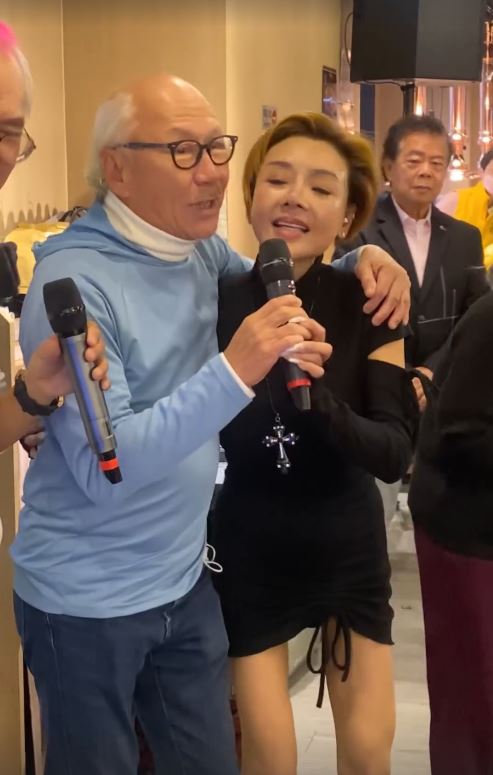 戴上黑色粗框眼鏡的陳國新（中），昔日的「地中海」髮型已成白髮。
