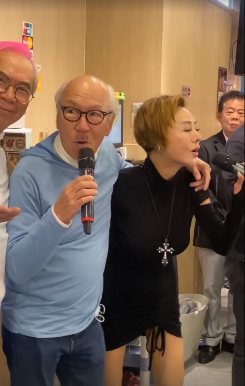 陳國新頭頂稀疏的範圍變大，但仍保留招牌的「二撇雞」鬍鬚。