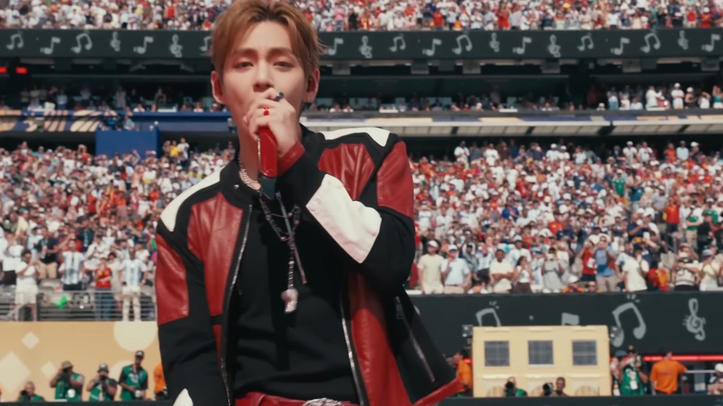 韓國天團BTS在台上演唱了《Dynamite》。