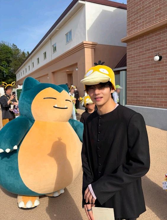 成員V抽空到訪PokéPark，戴上可達鴨帽與卡比獸合照。