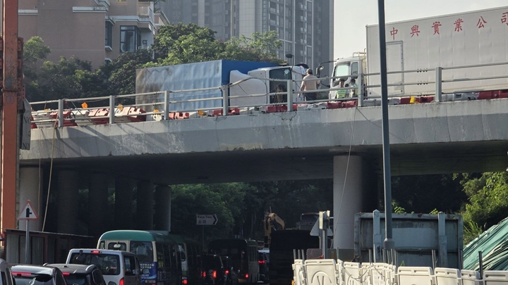 粉嶺公路貨車與旅遊巴相撞翻側 司機自行脫困