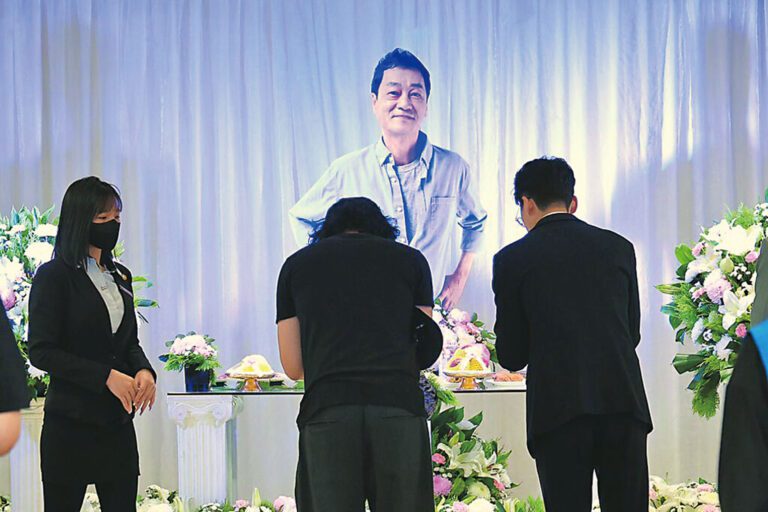 周麟遺照擺放在告別式場上，眾人含淚弔唁。網上圖片