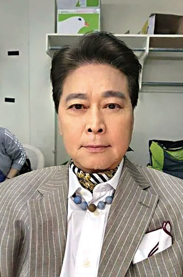 周麟走斯文路線,造型上一絲不苟。網上圖片