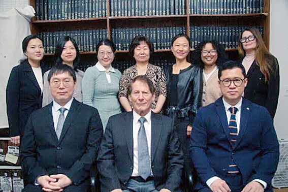 圖為史帝文律師樓的精英團隊。第一行居中為Steven Louros律師，第二行居中為Jennifer Park 律師。律師樓精通中、英、韓語及西班牙語。