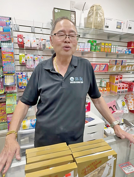 阮鴻燦在亨官便利店接受采訪。李强攝