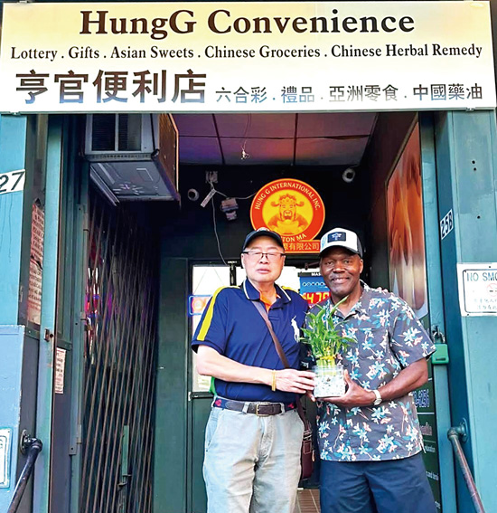 布朗議員(右)同阮鴻燦合影。
