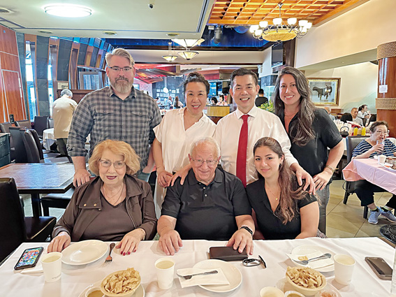 意大利餐廳Osteria Santina的柏拉迪（坐者中）和家人一同最後用餐。站者中為張瑜和吳東海。