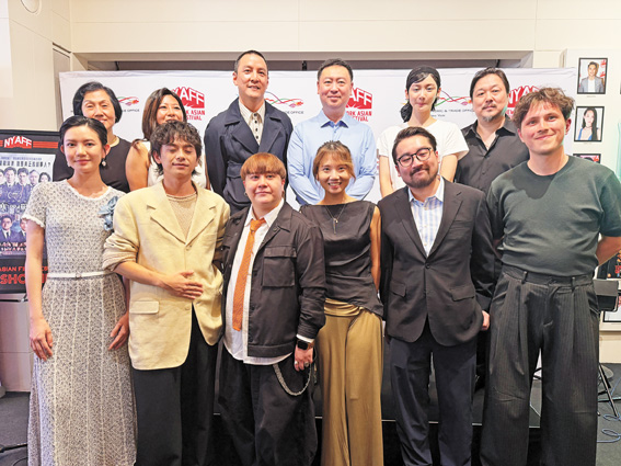 香港駐紐約經貿辦於頒獎典禮前,為吳彥祖及其他應邀出席電影節的香港電影人舉行歡迎酒會,圖為香港駐紐約經貿辦處長何美智及中領館總領事陳立伉儷與團隊合照。