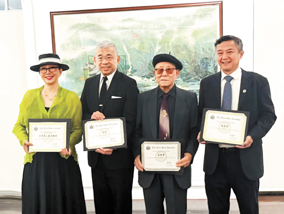 州議員鄭永佳出席姜振國作品回顧展，並頒發表揚狀。