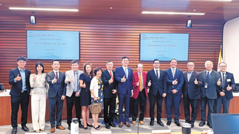 林彥廷（右8）與家人及各級民選官員合影。記者陸新攝