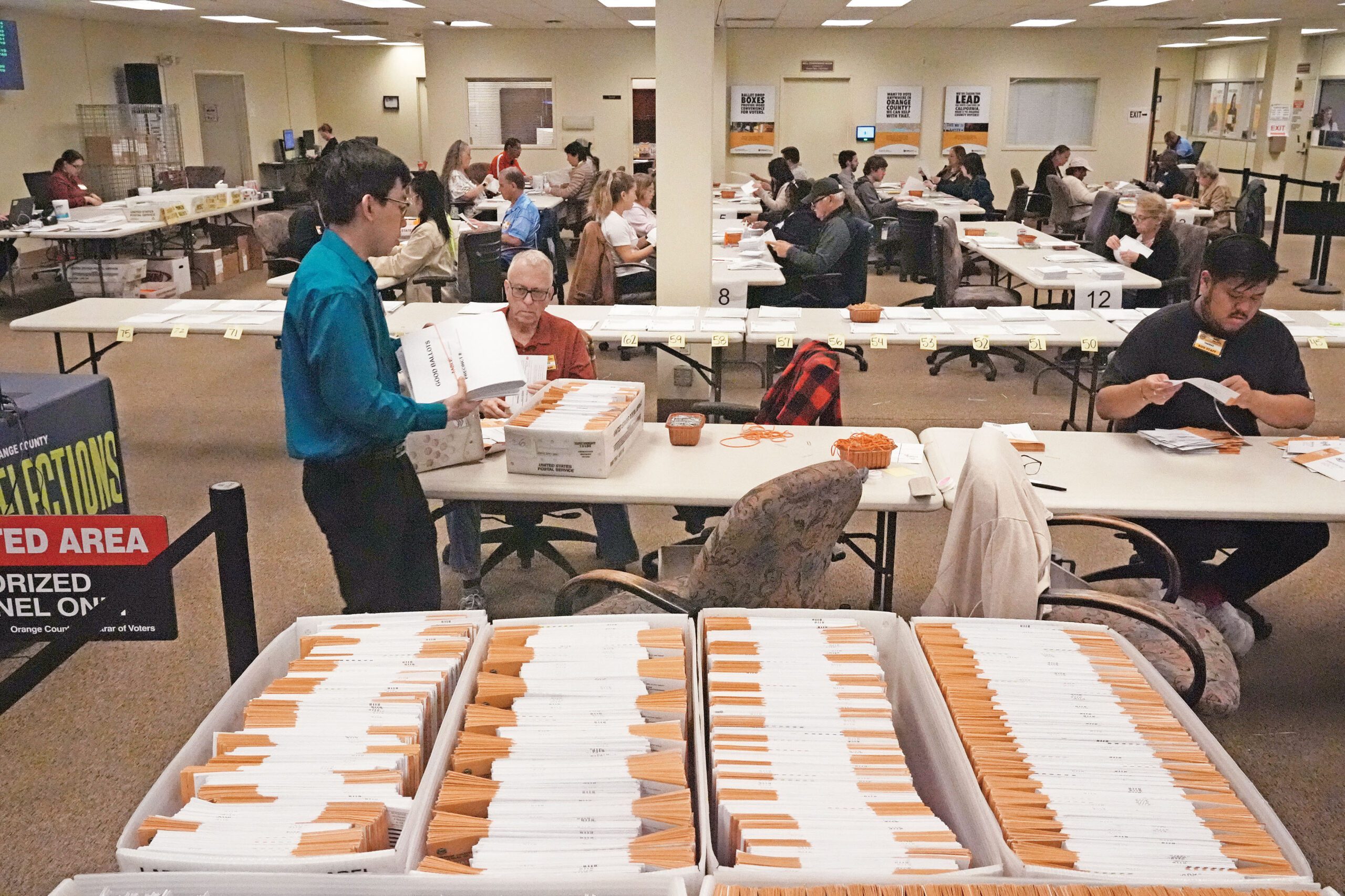 圖為橙縣選務局職員去年11月特別選舉後展開點票。美聯社資料圖片