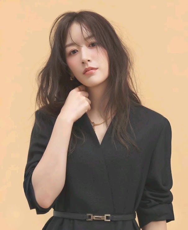 不倫事件的另一方，是前寶塚歌劇團娘役花乃瑪利亞。