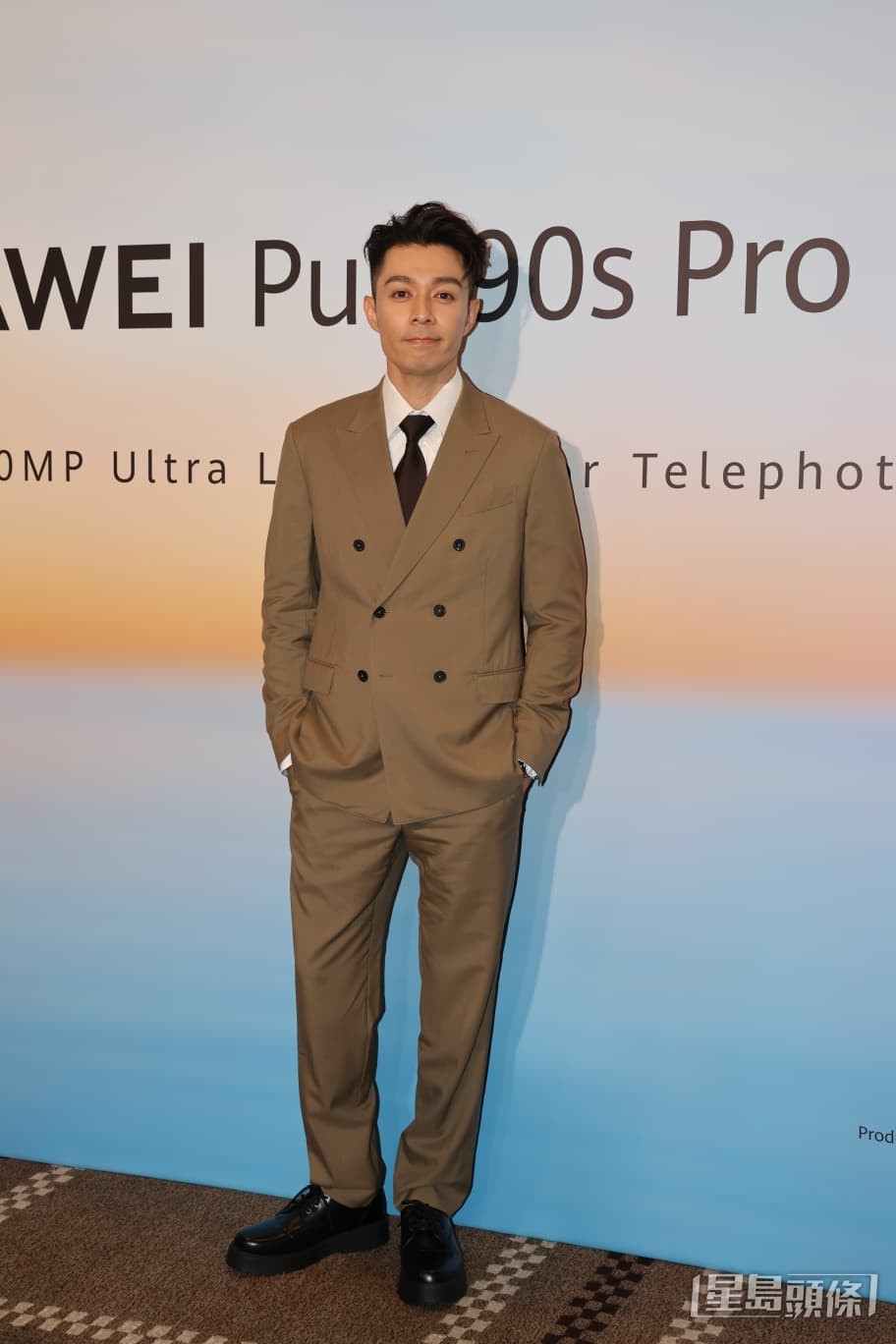 周柏豪以一身西裝造型亮相,斯文有型。