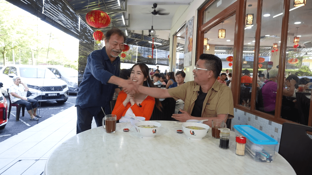 廖偉雄向食客道謝。