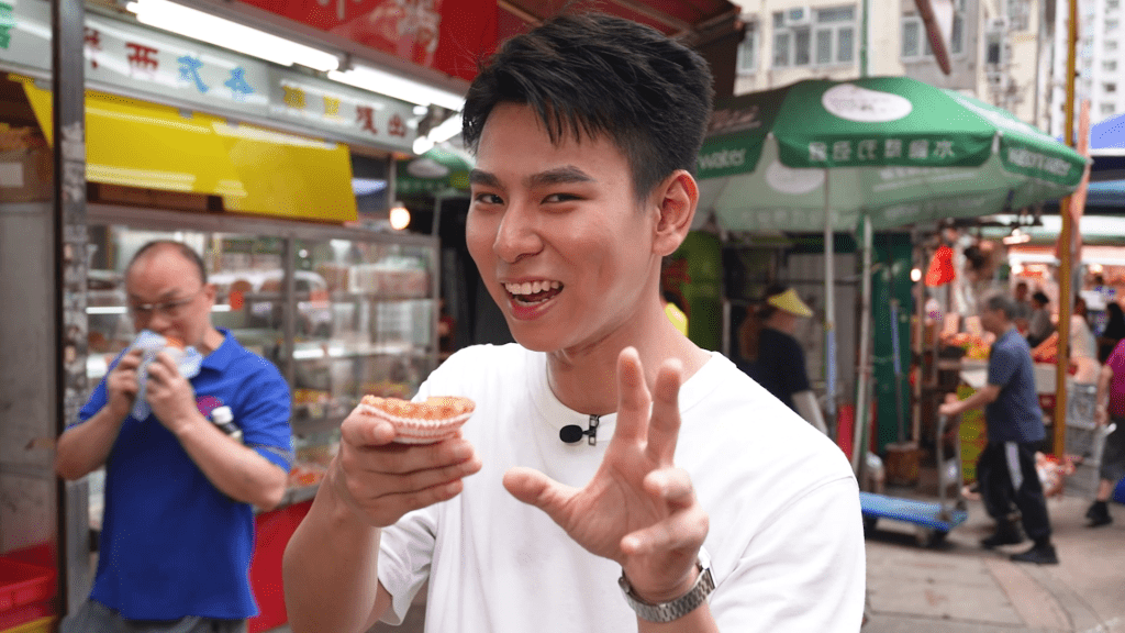 蔡景行(行仔)慕名前往該店試食蛋撻。