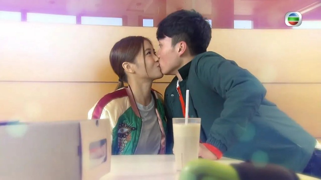 「世紀初吻」確立了這段懵懂的校園初戀。