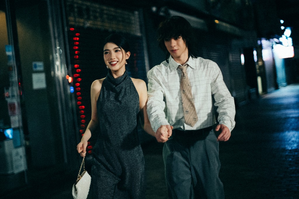 劉紜蔚(Vivian)為師兄曾比特(Mike)的新歌《你所打的號碼暫時未能接通》拍攝MV。