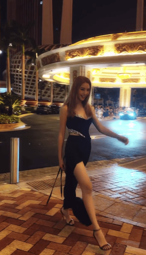 戴祖儀踏著自信步伐,展現優雅與性感。