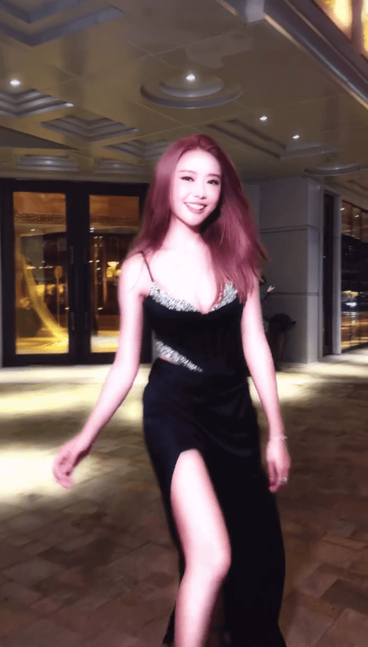 戴祖儀一站出來,一雙長腿便成為全場焦點。