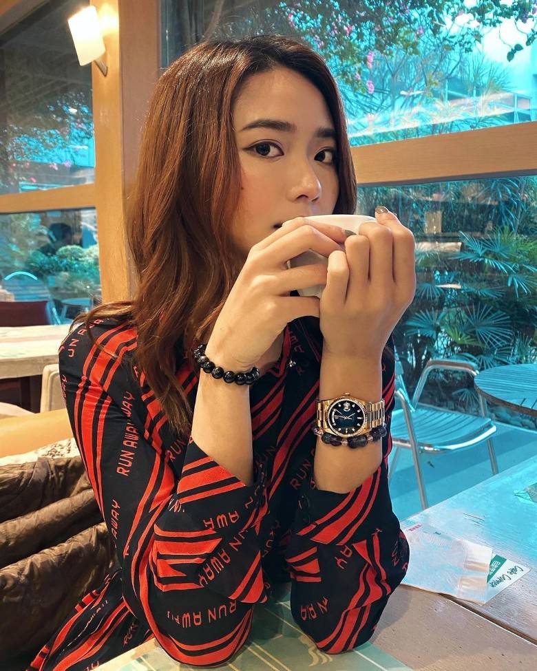 戴祖儀曾展示一隻炒價約35萬元的ROLEX Day-Date系列名錶。