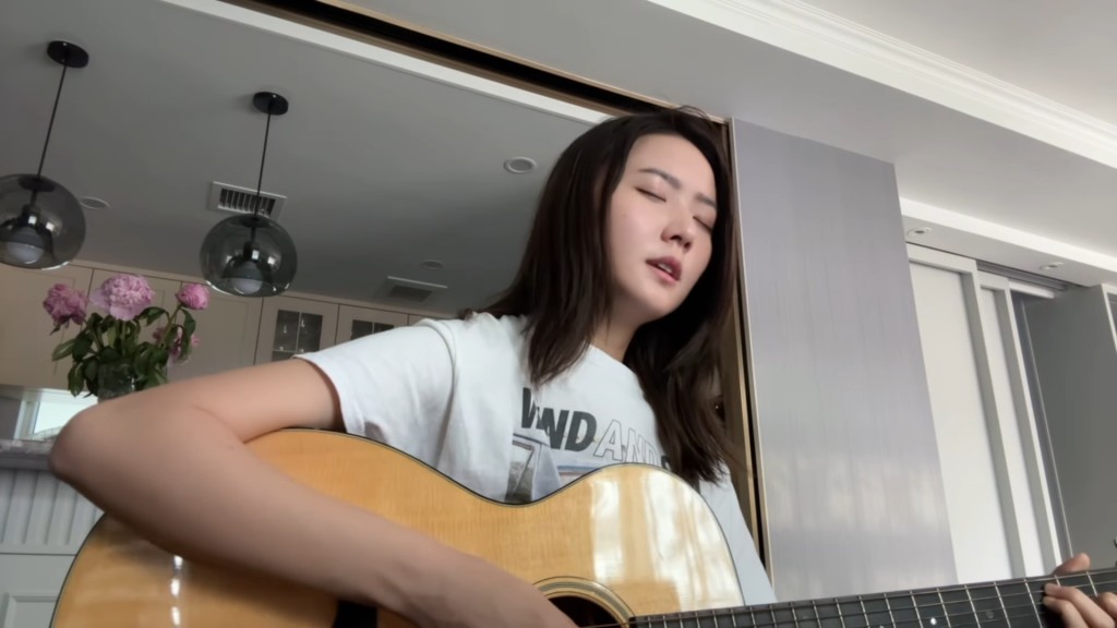 開放式廚房設有中島吧枱,上方掛了兩盞黑色圓形玻璃吊燈,頗有格調。