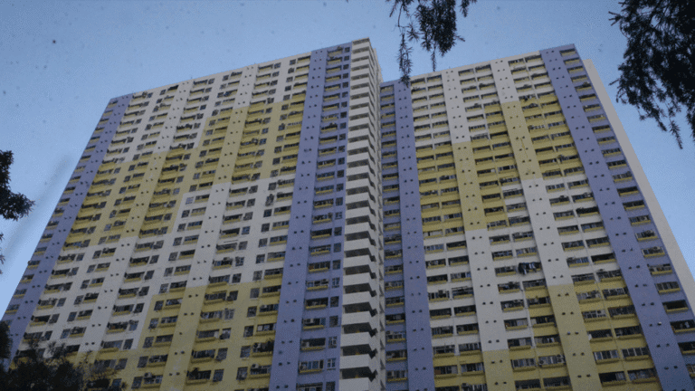 沙田乙明邨單位傳出異味 救援人員揭發男住戶露台身亡