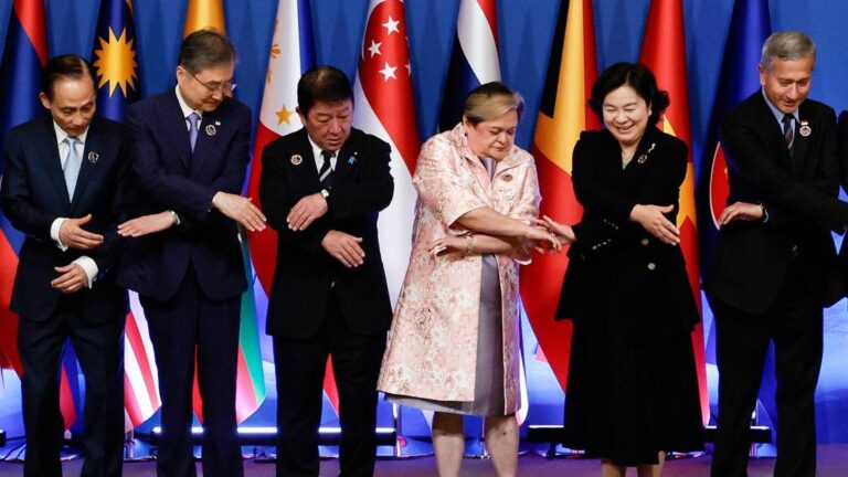 東盟與中日韓外長會議 王毅缺席由華春瑩代為出席