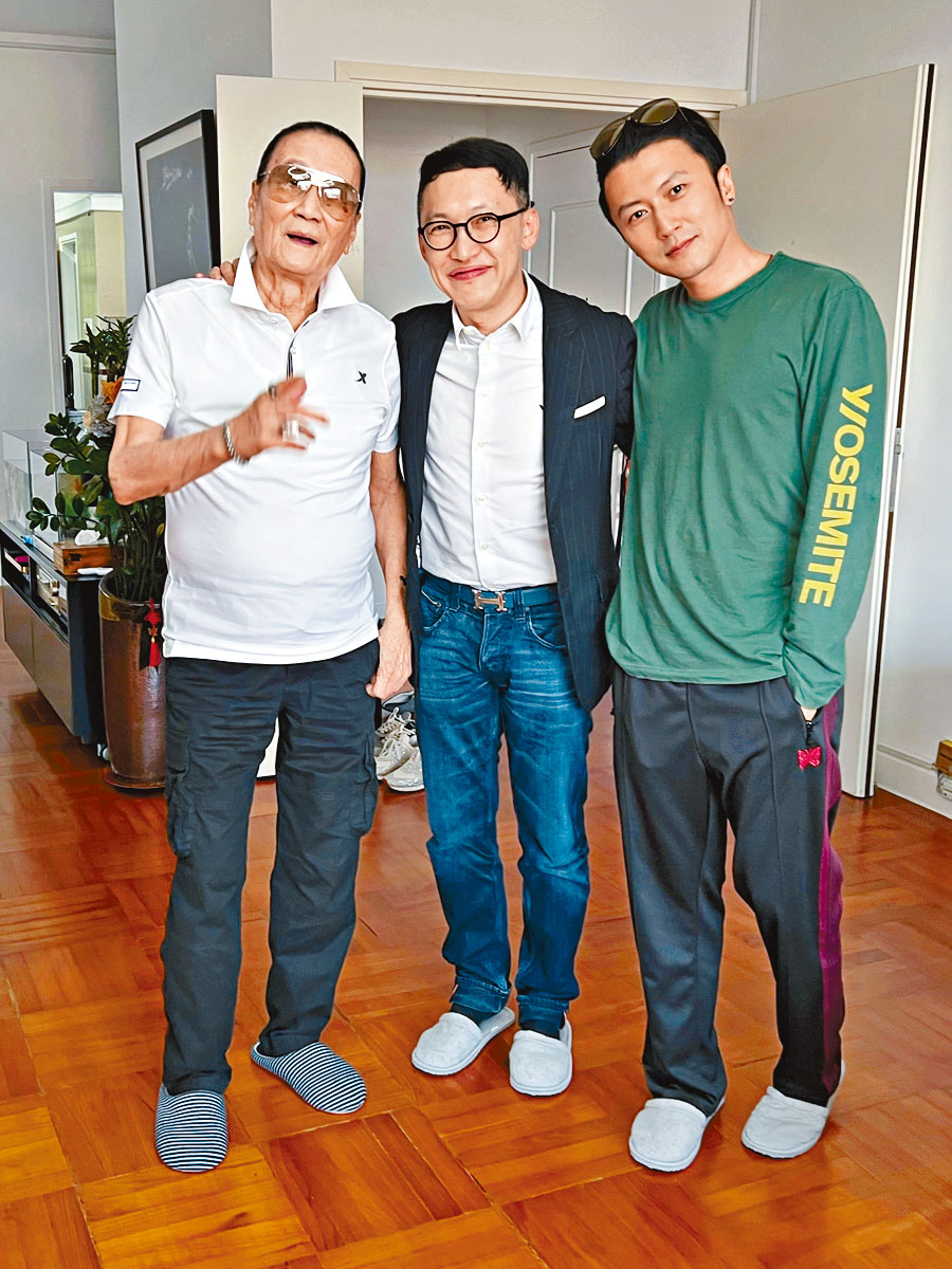 楊醫生（中）還分享與四哥、霆鋒兩父子的昔日家居合照。