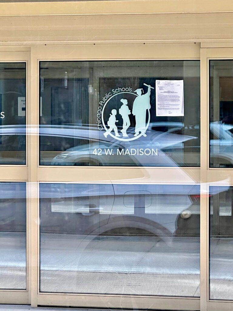 位於42 W Madison St 的芝加哥公立學校總部，在7月30日如果董事局的預算不通過，九月份將有45,000名員工無法領到工資。 梁敏育攝