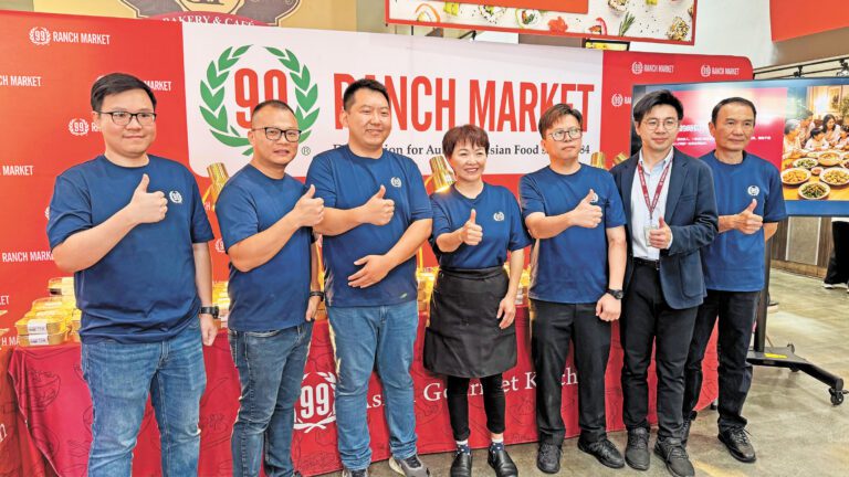 行銷總監Henry Chung（右2）、鮮食創新總監Phil Tian（左3）與創新團隊出席活動。記者陸新攝
