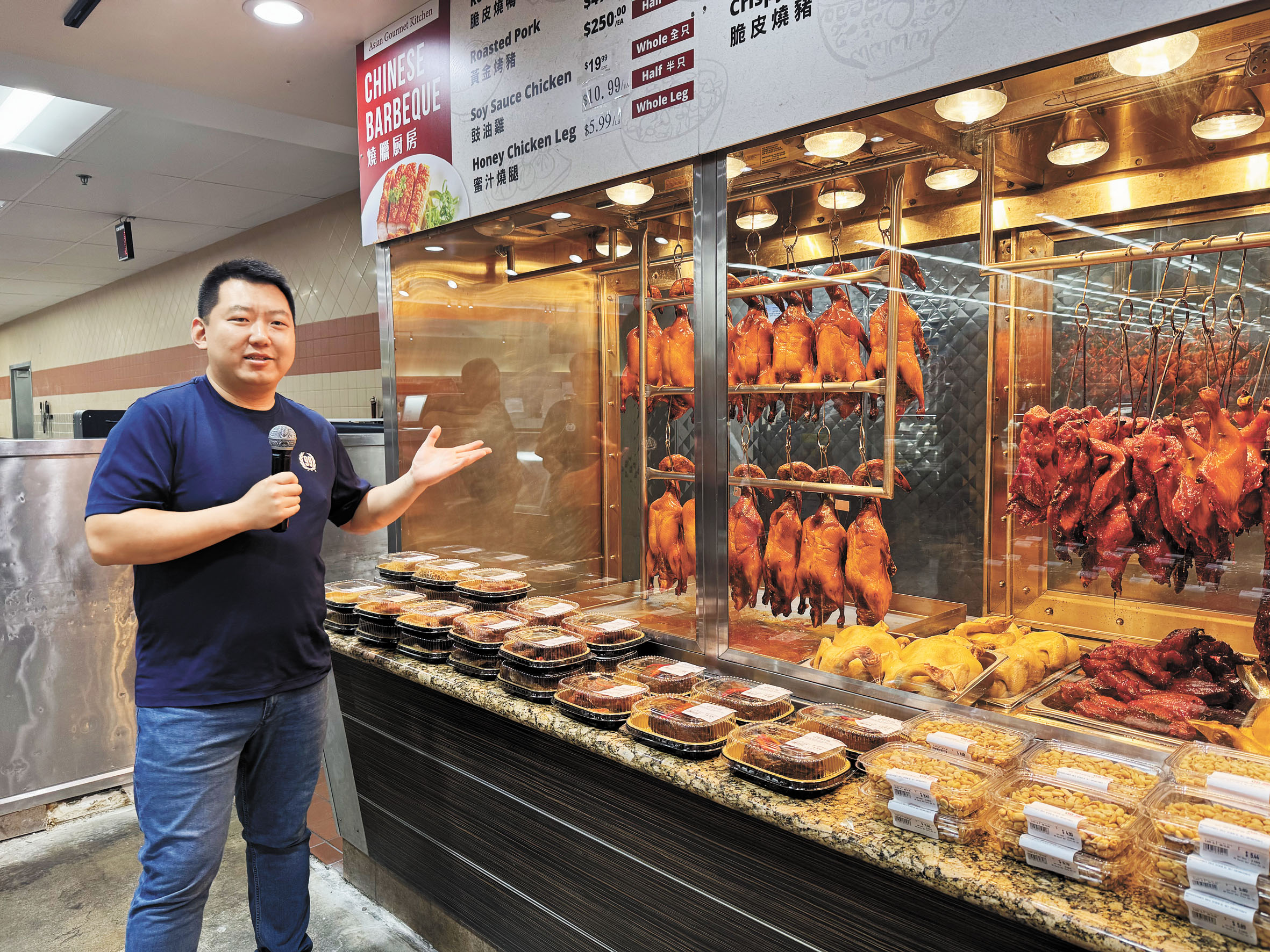 鮮食創新總監Phil Tian向各界媒體介紹每一款美食。記者陸新攝