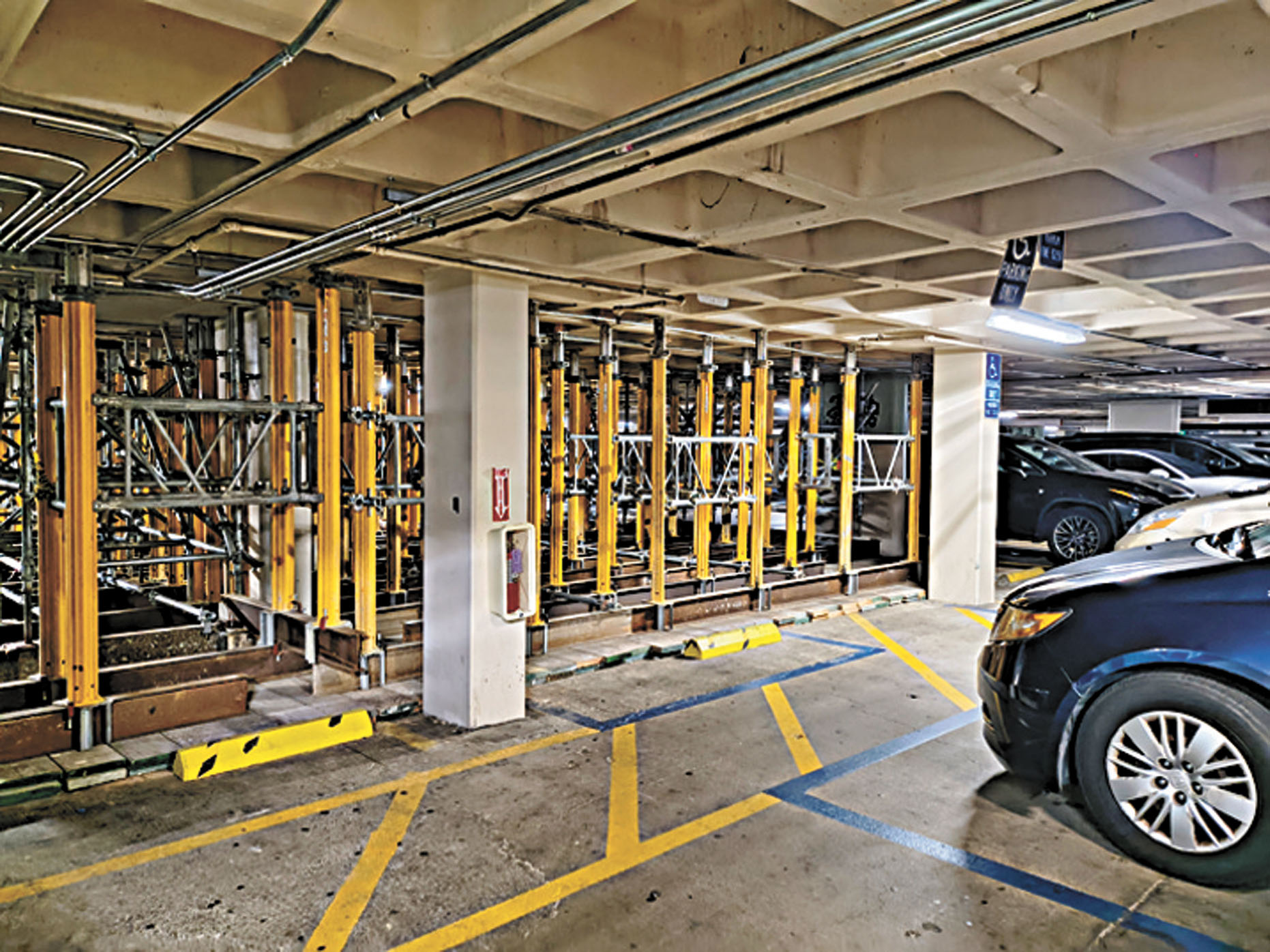 花園角停車場內的臨時加固工程,佔用了將近100個停車位。記者黃偉江攝
