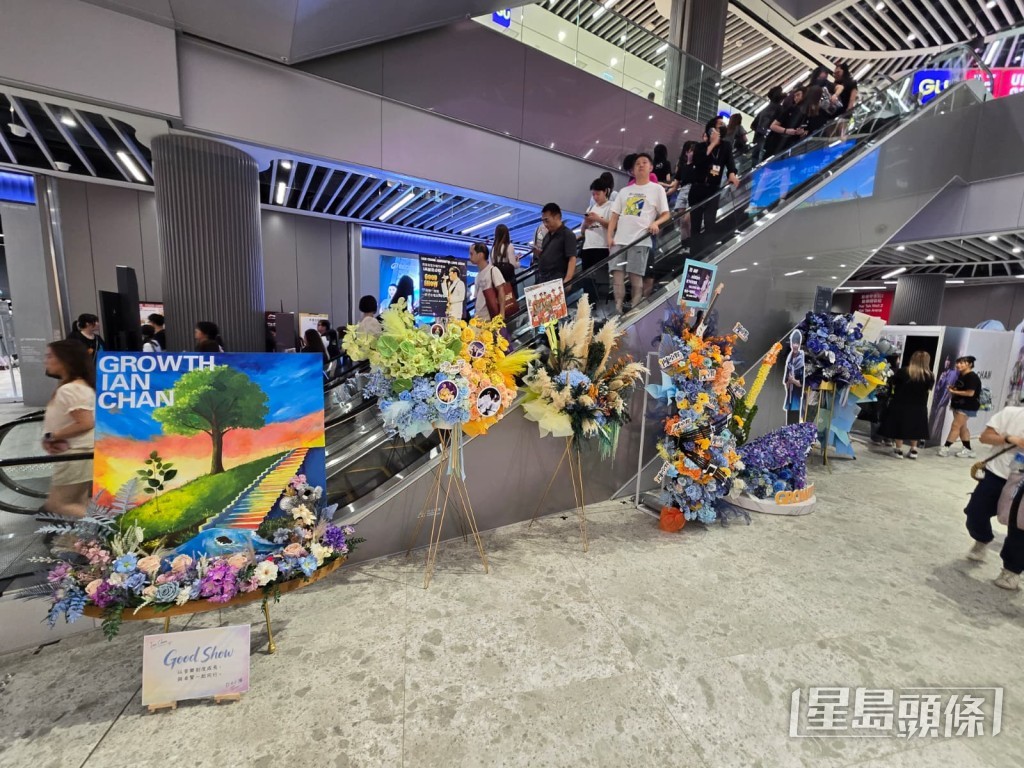大批粉絲在開場前數小時已抵達啟德一帶。