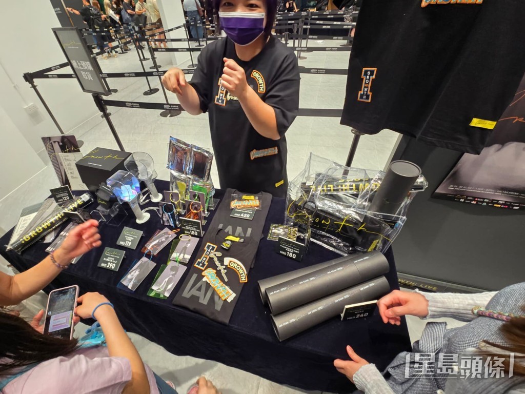粉絲們也排隊購買演唱會的官方周邊產品。