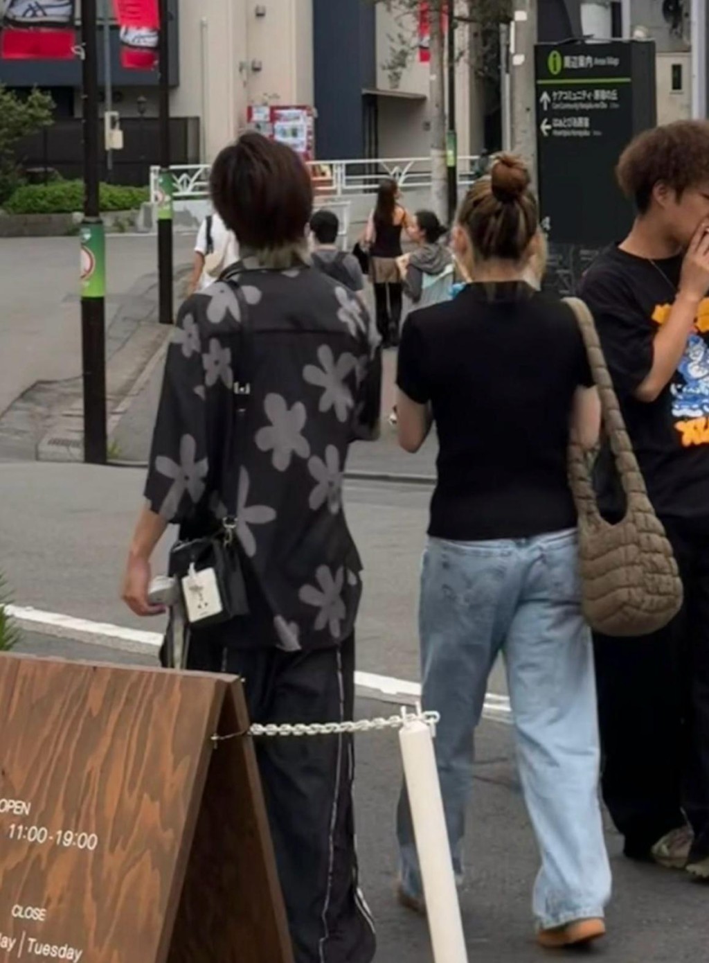 有讀者報料，於2024年8月10日在日本東京涉谷區，目擊KC與一名女子同行，兩人有說有笑，態度親暱。