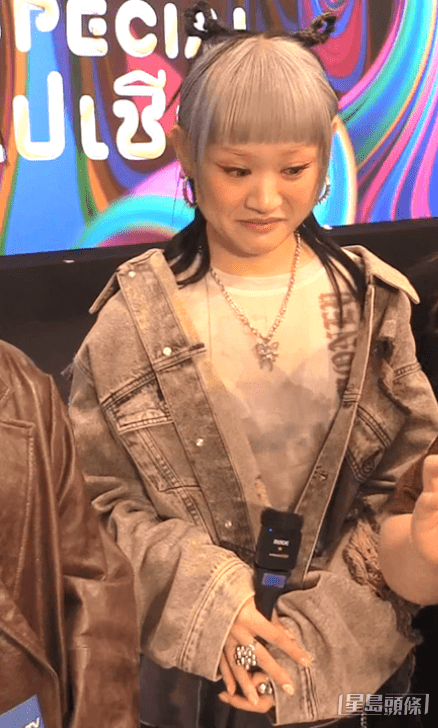 她完全給不出反應，靜止了幾秒。