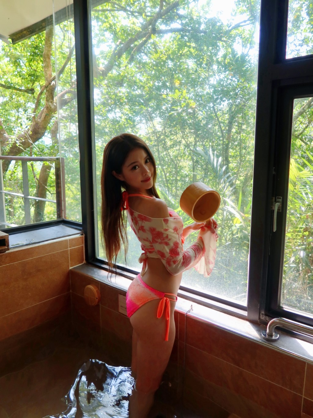 黃瀅仴在溫泉池中淋浴,享受寧靜時刻。