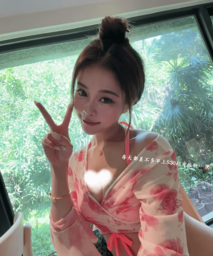 清晨準備拍攝,黃瀅仴的近距離自拍笑容甜美,充滿朝氣。