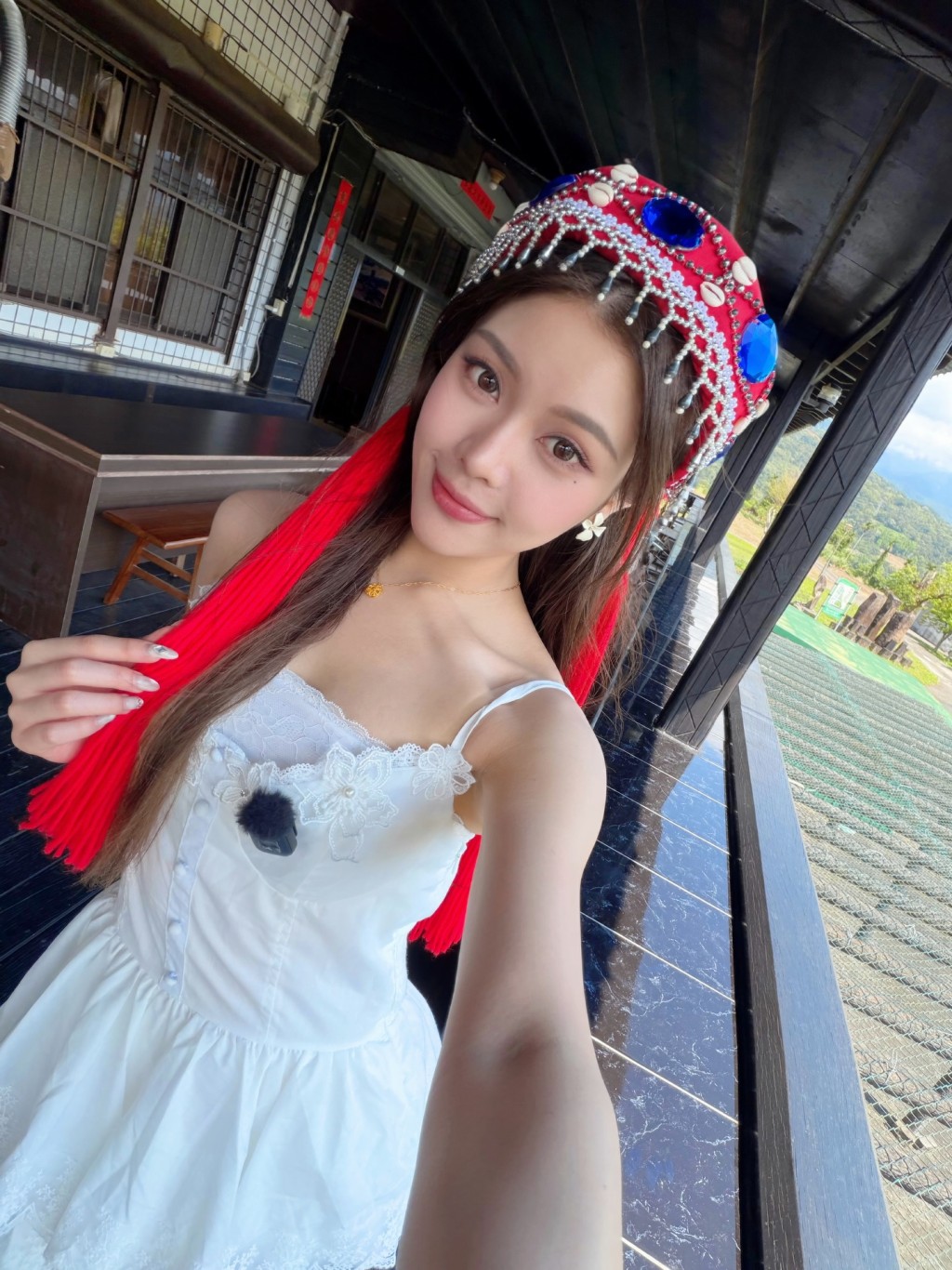 黃瀅仴近距離自拍,精緻妝容清晰可見。