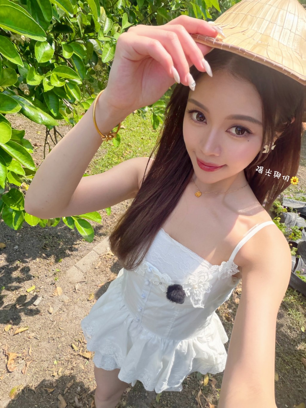 黃瀅仴穿上白色吊帶裙,散發清新田園氣息。