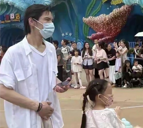 向佐全程照顧子女,展現好爸爸的一面。