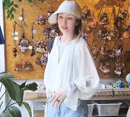 向佐的太太郭碧婷氣質出眾。