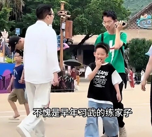 向華強身形挺拔,甚有型格。