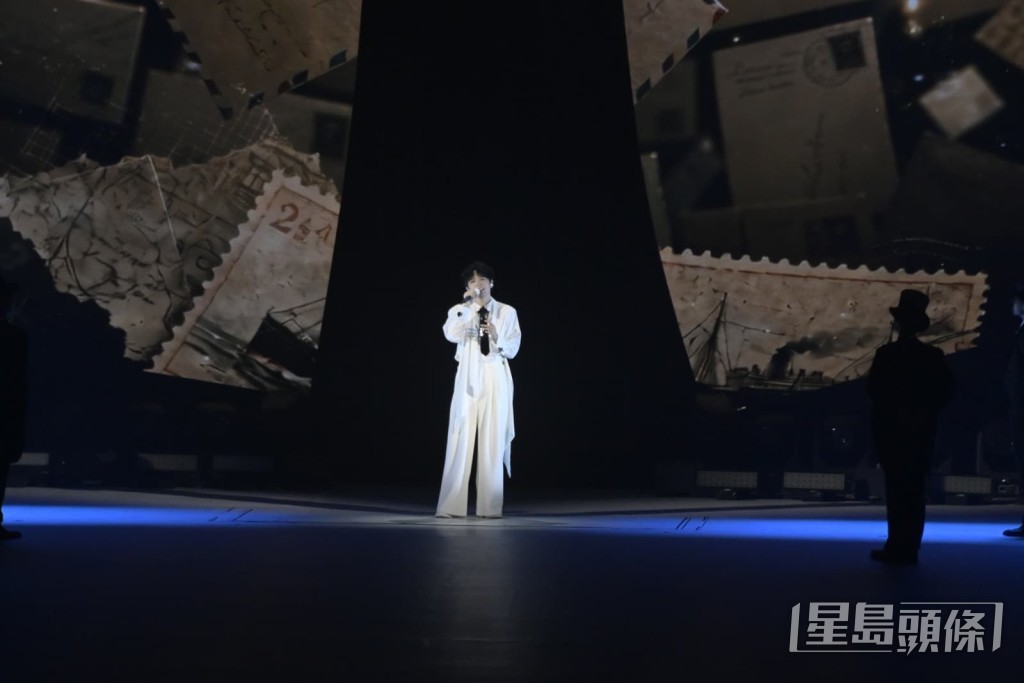 Ian以歌曲《鯨落》作為演唱會開場。