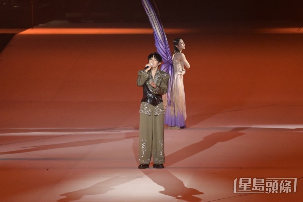 女舞者扮演蝴蝶,與Ian呈現追求共舞的畫面。