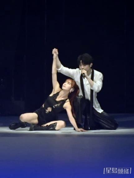 Ian 與女舞者投入演出。